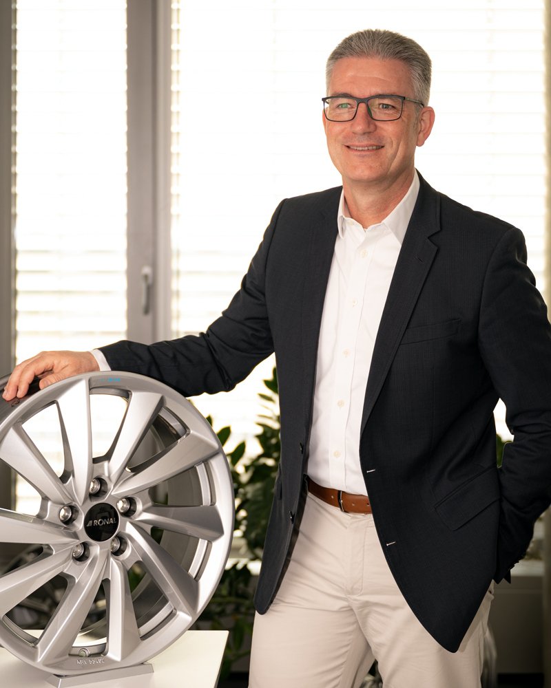 Patric Steeg holding a car wheel