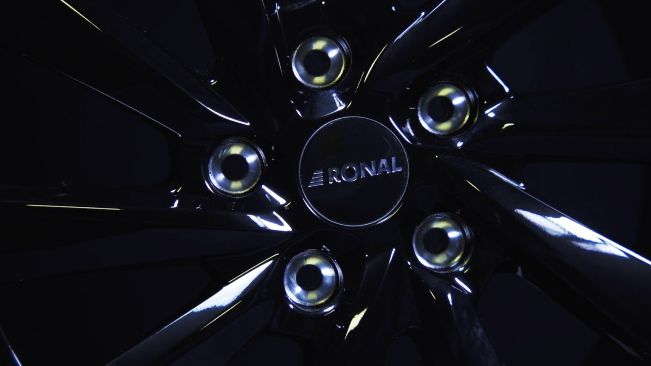 a close up of the RONAL car wheel